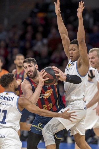 Shengelia busca la penetración, rodeado ante la tela de araña de Andorra. (Juanan RUIZ / FOKU)
