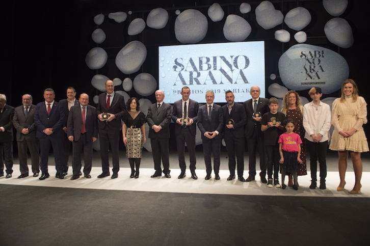 Foto de familia tras la entrega de los premios Sabino Arana. (Monina DEL VALLE / FOKU)