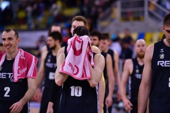 Bilbao Basketeko jokalariak burumakur aldageletara bidean, Kanaria Handiaren aurka jasotako jipoiaren ondoren. (F. ROBLEDANO / ACB PHOTO)
