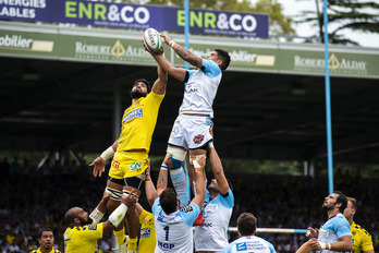 Un jugador del Aviron Bayonnais intenta coger la pelota en un partido anterior. (Guillaume FAUVEAU)