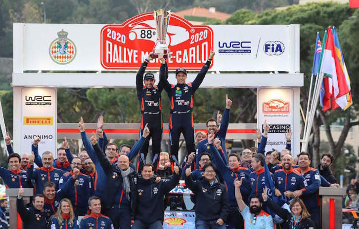 Neuville y su copiloto celebran en Montecarlo la primera victoria de la temporada del WRC. (Valery HACHE/AFP)