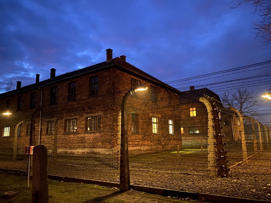 Alambrada y uno de los bloques del campo Auschwitz. (Pablo GONZÁLEZ)
