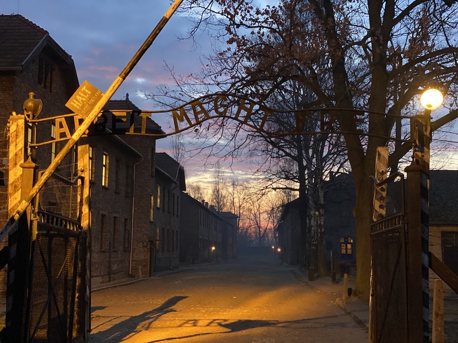 Entrada del campo de exterminio Auschwitz I, con la frase ‘El Trabajo Libera’ (Arbeit Macht Frei). (Pablo GONZÁLEZ)