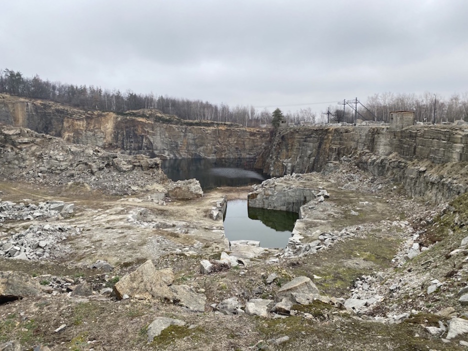La cantera donde eran obligados a trabajar, muchas veces hasta morir por cansancio, los presos del campo Gross Rosen. (Pablo GONZÁLEZ)