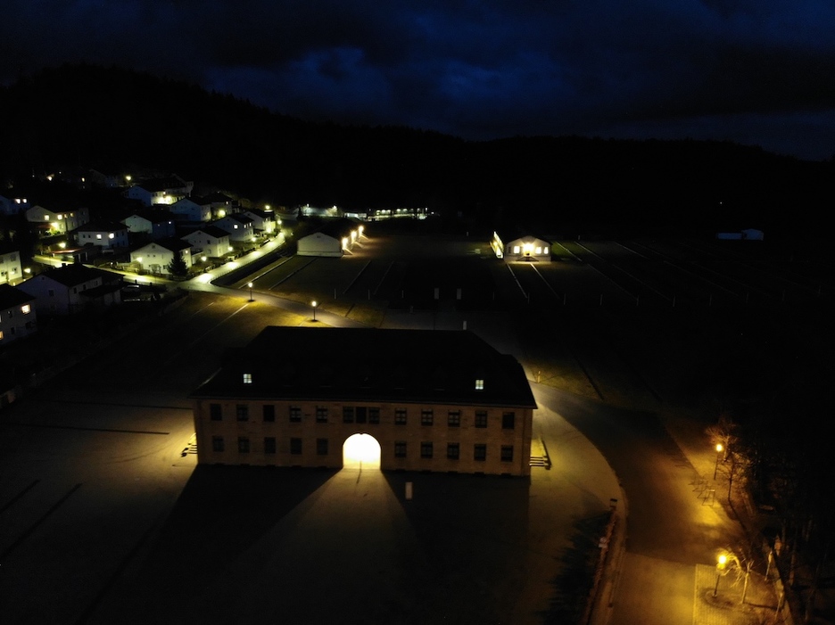 Vista nocturna de la entrada del campo de Flossenburg y las casa habitadas que se encuentran dentro de lo que era el campo. (Pablo GONZÁLEZ)