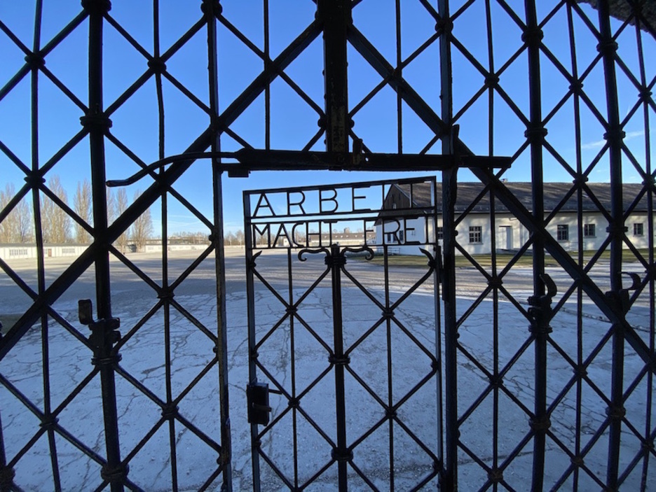 La puerta con la frase ‘Arbeit Mach Frei’, la costumbre de ponerla en otros campos empezó en Dachau. (Pablo GONZÁLEZ)