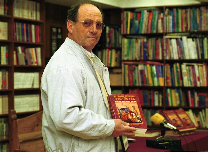 Manex Goyhenetche ‘Histoire générale du Pays Basque’ liburuaren aurkezpenean, 1999an. (Juan Carlos RUIZ/FOKU)