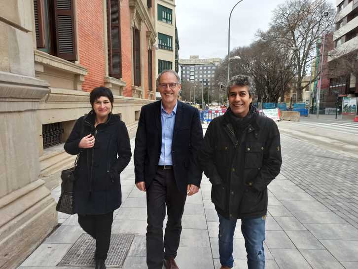 Laura Aznal, Adolfo Araiz y Txomin González, parlamentarios de EH Bildu. (NAIZ)