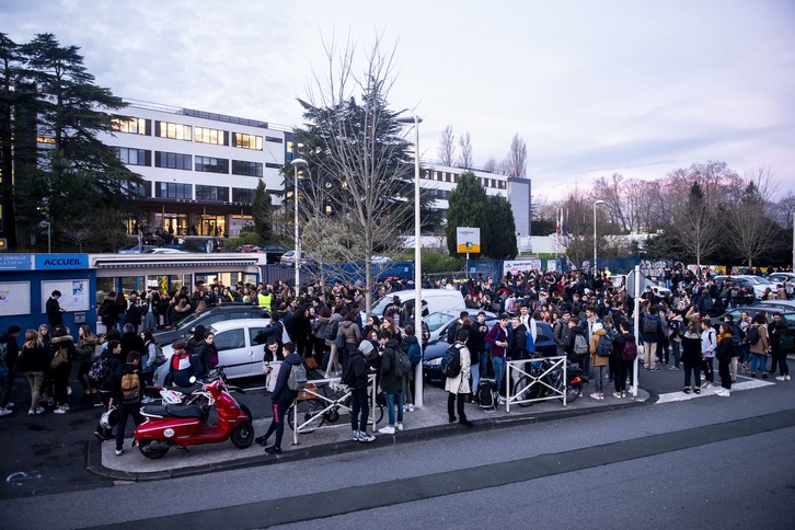 Alumnos han apoyado el bloqueo llevado a cabo por los profesores ante el liceo René Cassin. (Guillaume FAUVEAU)