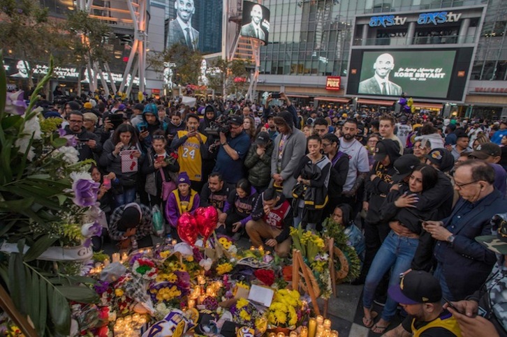 Cientos de fans rinden homenaje a Bryant en el centro de Los Angeles (Apu GOMES / AFP)