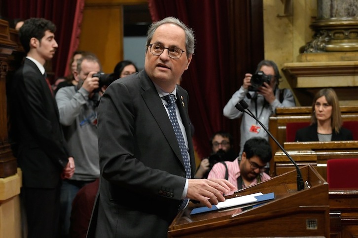 Torra mira a Torrent en un momento del pleno. (Josep LAGO | AFP)