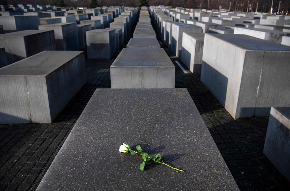 Una flor de recuerdo entre las tumbas simbólicas del centro de Berlín. (John MACDOUGALL | AFP)