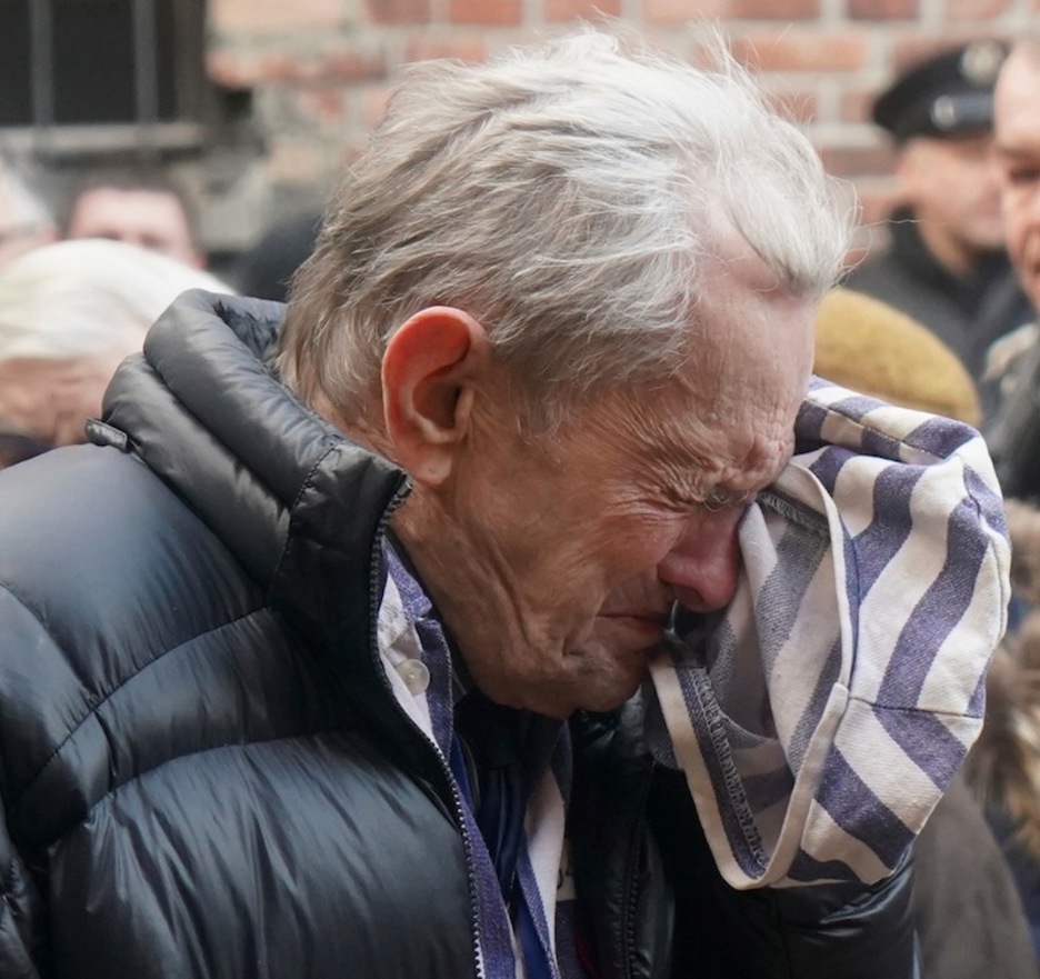 Un superviviente no contiene el llanto en Auschwitz. (Janek SKARZYNSKI | AFP)