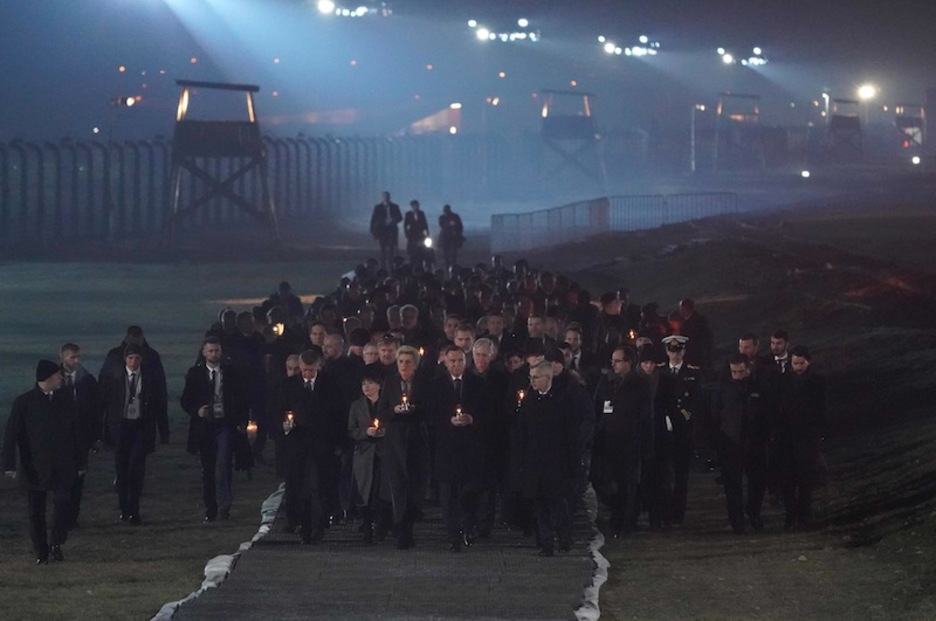 Mandatarios con candelas de recuerdo en el acto que ha cerrado la jornada. (Wojtek RADWANSKI | AFP)