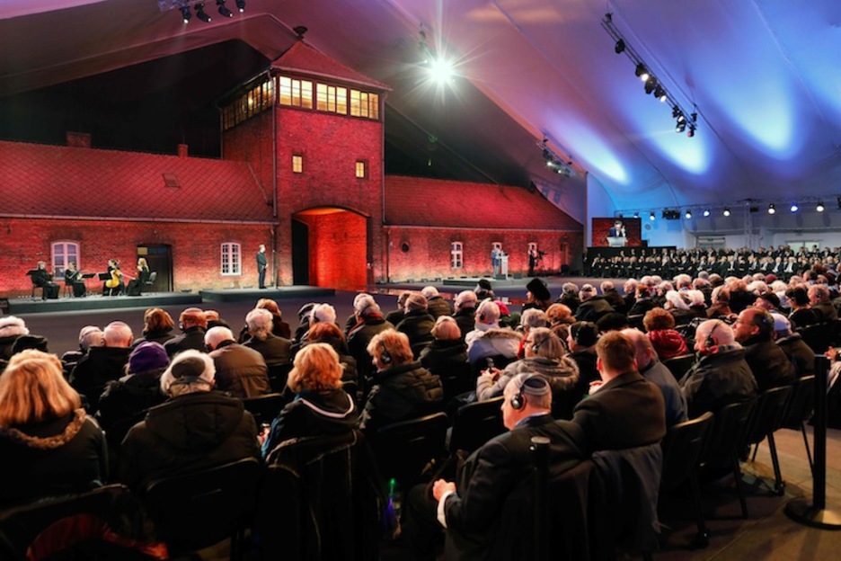Supervivientes, en el acto oficial de Auschwitz. (Wojtek RADWANSKI | AFP)