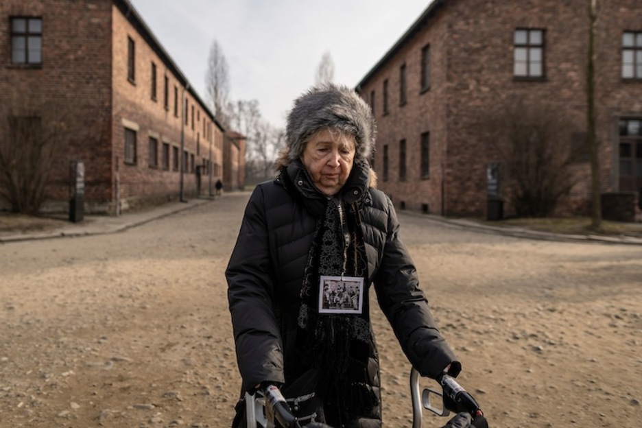 Una mujer que salió viva camina por el campo. (Wojtek RADWANSKI | AFP)