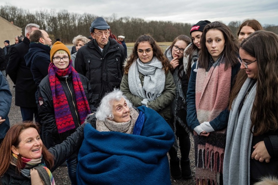 Eva Fahidi-Pusztai, superviviente de Buchenwald, conversa con jóvenes. (Jens SCHLUETER | AFP)