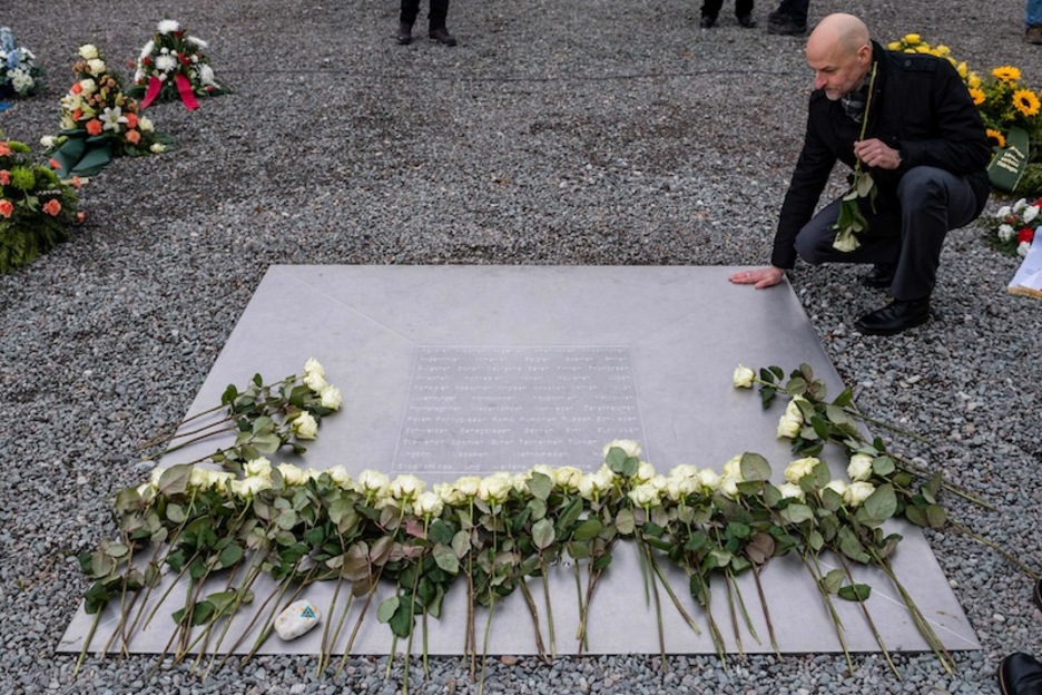 Muestras de recuerdo a los muertos en Buchenwald. (Jens SCHLUETER | AFP)