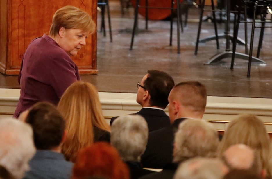 Angela Merkel saluda a su homólogo polaco en Auschwitz. (Odd ANDERSEN | AFP)