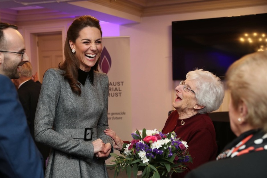 Kate Middleton, de la Monarquía británica, con una superviviente. (Chris JACKSON | AFP)
