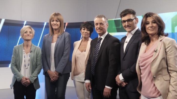 En el debate de ETB1 de 2016, Urkullu frente a cuatro mujeres (Garrido, del PP, suplió a Alonso por competencia lingüística). (ETB)