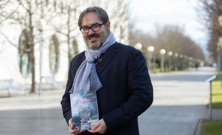 José Francisco Alenza García, con su libro. (@UNavarra)