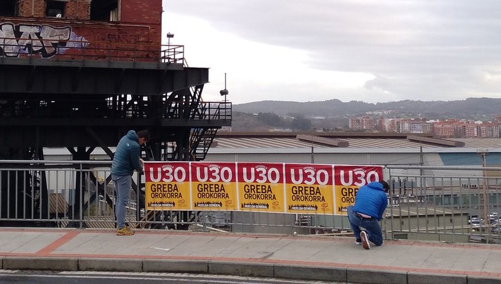 Sindicalistas de ELA colocan carteles llamando a la huelga. (@ELAsindikatua)