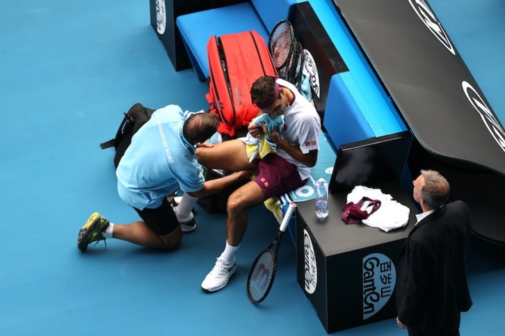 Federer ha tenido que ser tratado durante el partido (David GRAY / AFP)