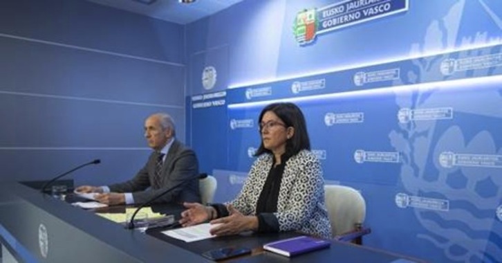 Josu Erkoreka e Izaskun Landaida, durante la comparecencia de hoy. (Emakunde) 