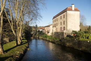 Vue sur le château d'Uhart-Mixe. © Guillaume FAUVEAU 