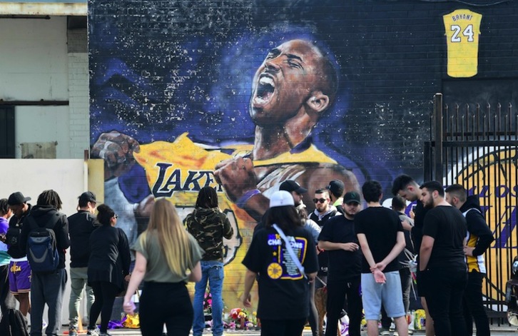 La gente rodea un mural de Kobe Bryant en Los Angeles (Frederic J. BROWN / AFP)