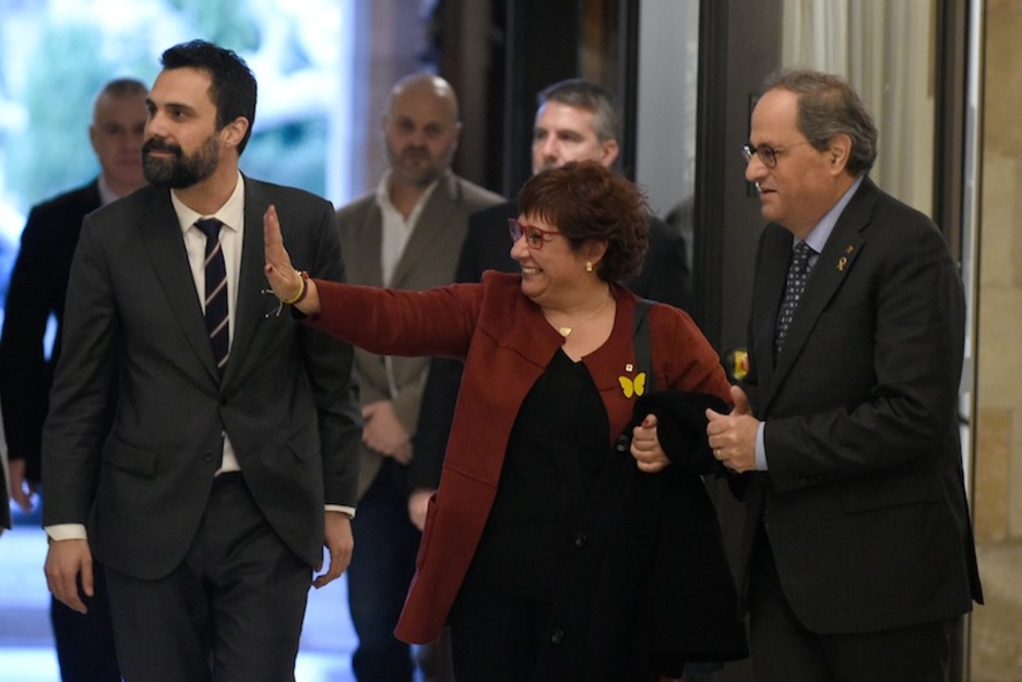 La exconseller Dolors Bassa, recibida por Torrent y Torra. (Josep LAGO | AFP)