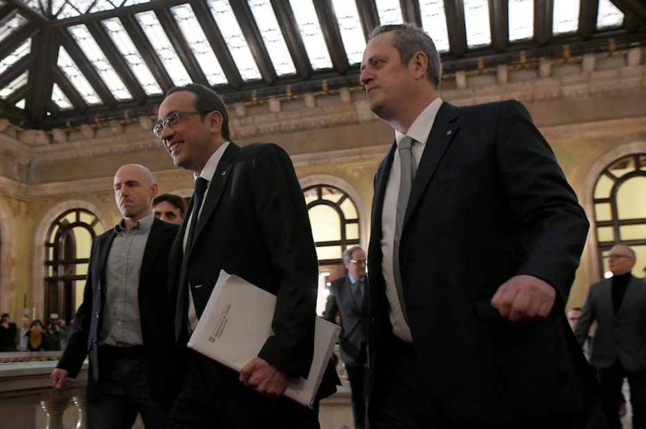 Josep Rull y Joaquim Forn, en la sede parlamentaria. (Lluis GENE | AFP)