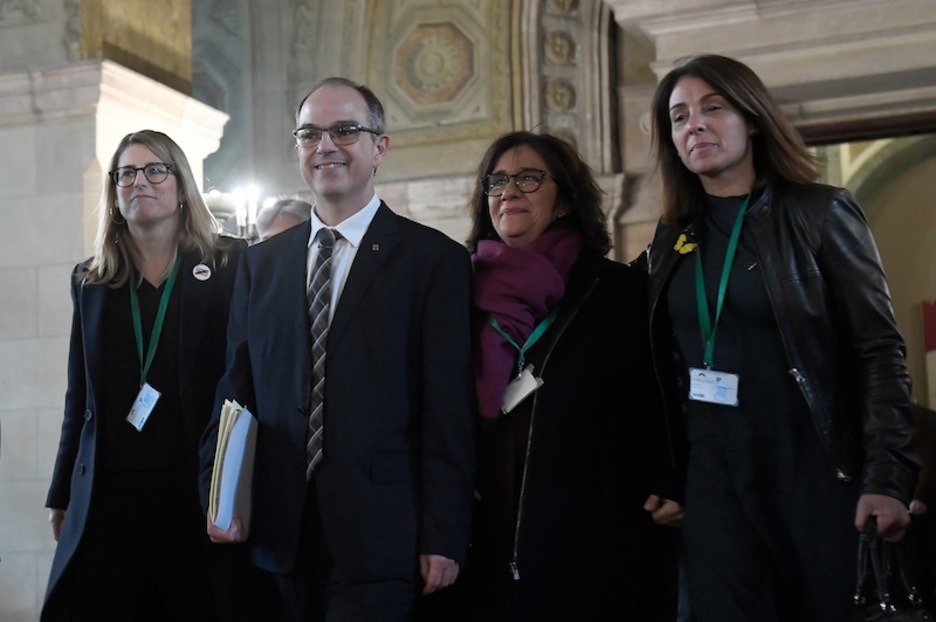 Josep Turull, arropado por compañeras de JxCat. (Josep LAGO | AFP)