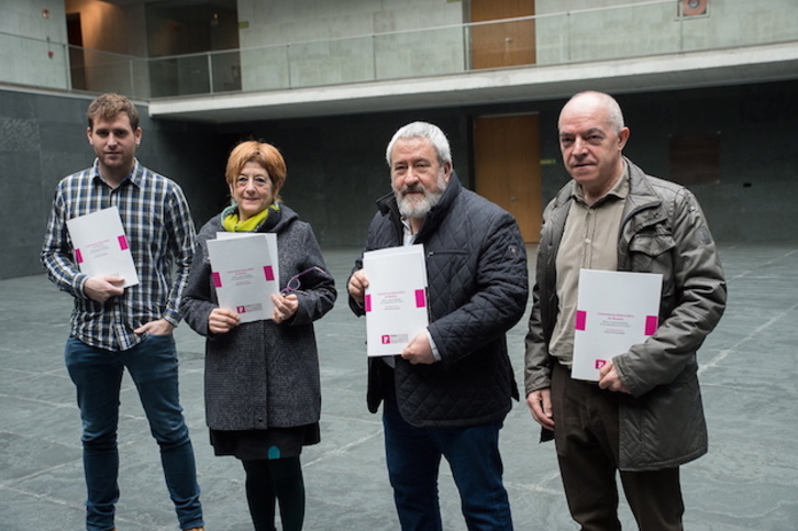 Los integrantes del Foro Social que se han reunido con Unai Hualde. (Iñigo URIZ / FOKU)