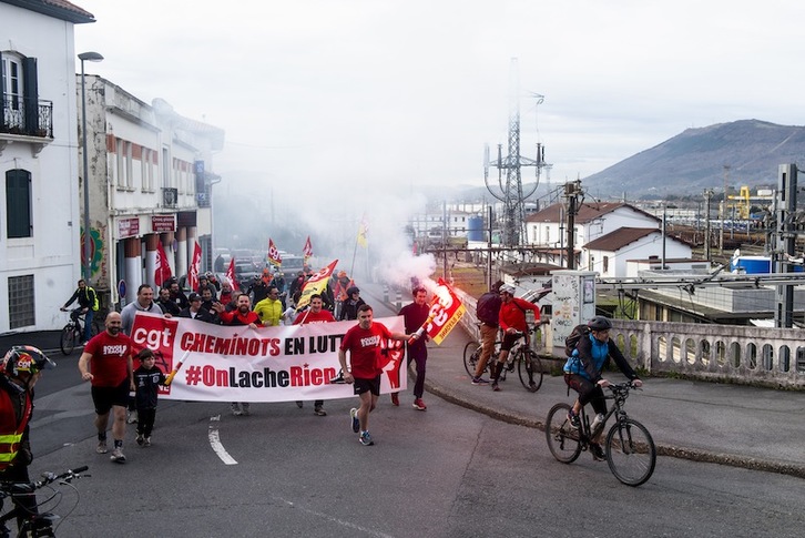 Hendaiatik abiatu dira langileak, gogotsu. (Guillaume FAUVEAU)