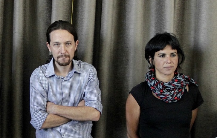 Pablo Iglesias y Teresa Rodríguez, una de las dirigentes de Anticapitalistas, en un acto de Podemos. (J. DANAE | FOKU)