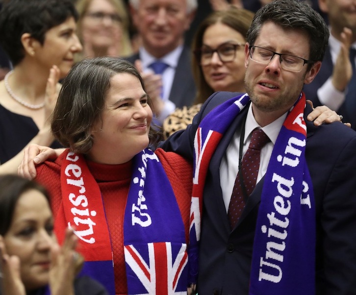 Sonrisas y lágrimas para sellar el Brexit en el Europarlamento. (Yves HERMANN | AFP)
