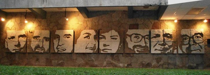 Mural por los llamados «martires de la UCA». (WIKIMEDIA)