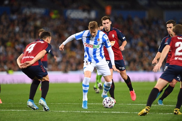 Odegaard controla un balón rodeado de rivales. (Jon URBE | FOKU)