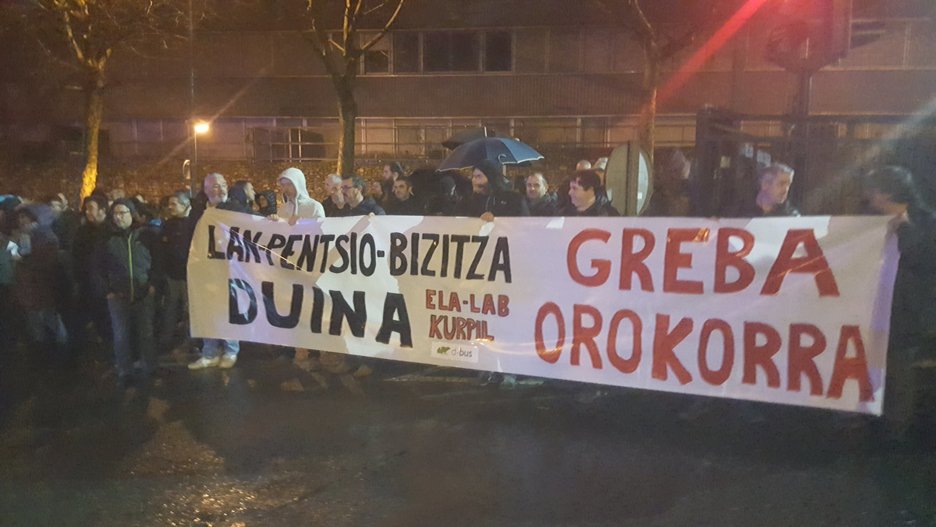 Concentración a primera hora de la mañana en cocheras, en Donostia. (@ELAsindikatua) Concentración a primera hora de la mañana en cocheras, en Donostia. (@ELAsindikatua)