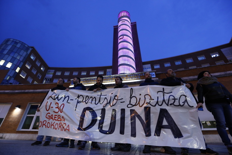 Kontzentrazioa Gurutzetako ospitalean. (Aritz LOIOLA/FOKU) Kontzentrazioa Gurutzetako ospitalean. (Aritz LOIOLA/FOKU)