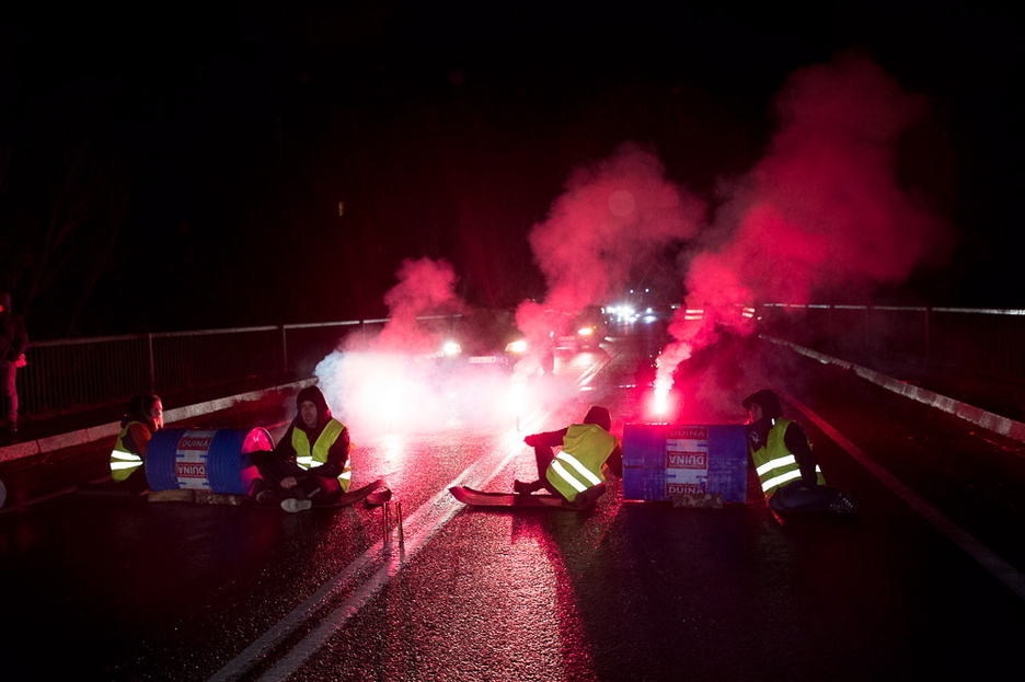 Varias personas se han encadenado a bidones en Burlata. Varias personas se han encadenado a bidones en Burlata.