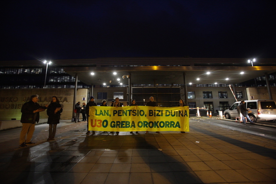 Cortes de carretera en Gasteiz. (Endika PORTILLO / FOKU) Cortes de carretera en Gasteiz. (Endika PORTILLO / FOKU)