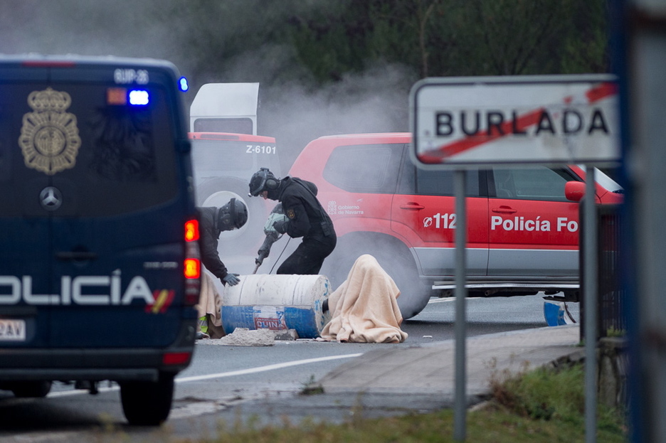 La Policía española ha acudido al polígono Areta donde estaban encadenados los piquetes. (Iñigo URIZ / FOKU)