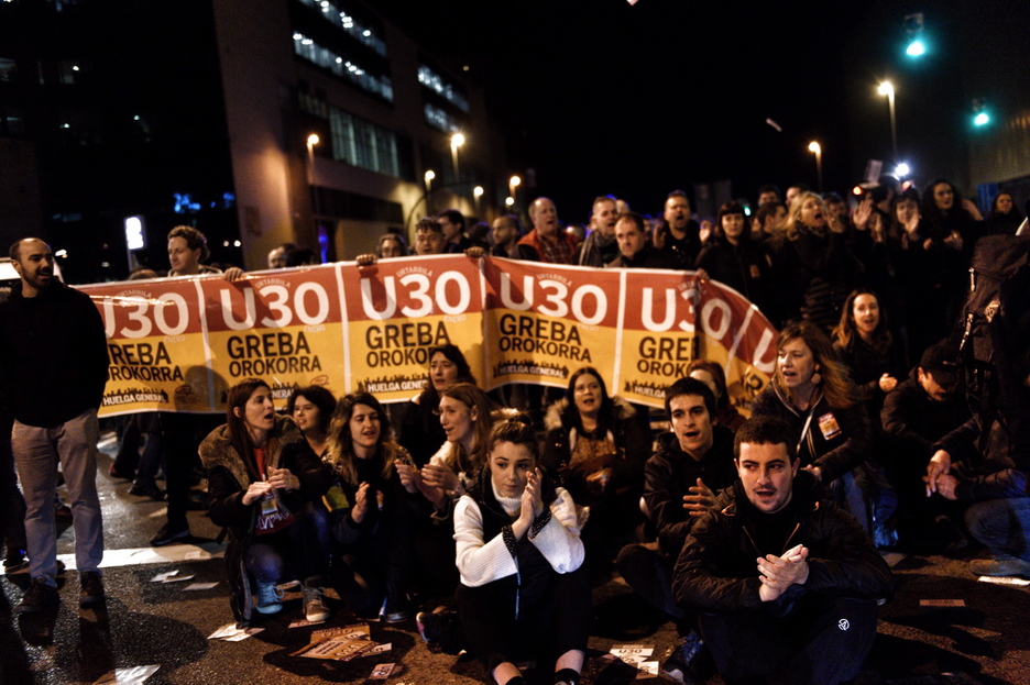 Lurrean eseri dira grebalariak bizkaitar hiriburuan. (FOKU) Lurrean eseri dira grebalariak bizkaitar hiriburuan. (FOKU)