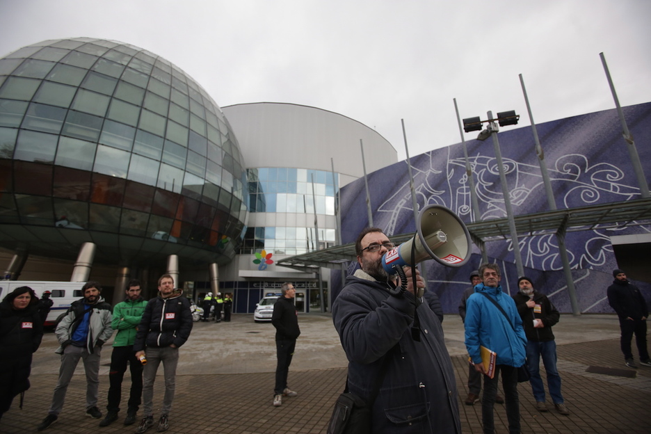Piquete informativo en el centro comercial El Boulevard de Gasteiz. (Endika PORTILLO/FOKU) Piquete informativo en el centro comercial El Boulevard de Gasteiz. (Endika PORTILLO/FOKU)