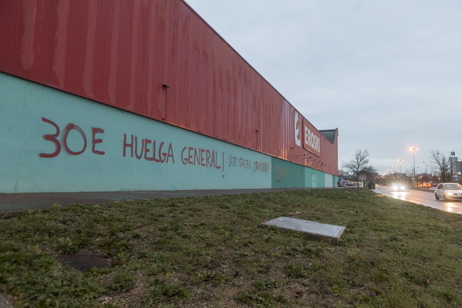 Pintada en Eroski del polígono Agustinos de Iruñea. (Juanan RUIZ/FOKU) Pintada en Eroski del polígono Agustinos de Iruñea. (Juanan RUIZ/FOKU)