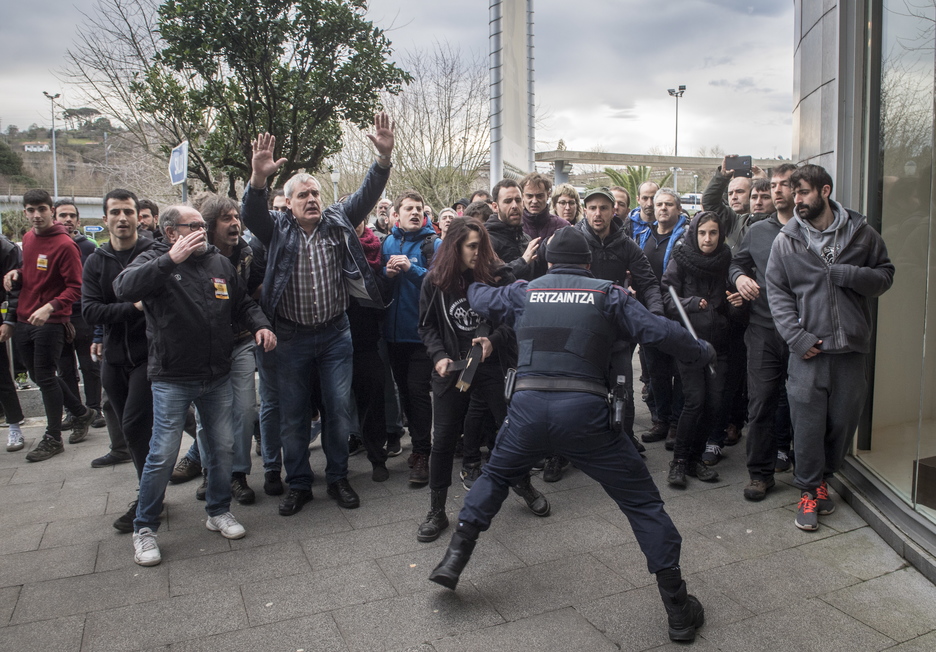 Urbil Merkatalgunean ere izan dira piketeak. (Gorka RUBIO / FOKU) Urbil Merkatalgunean ere izan dira piketeak. (Gorka RUBIO / FOKU)