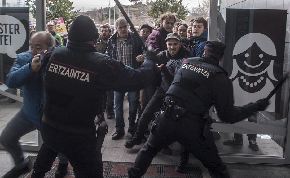 Urbilen piketeen aurka oldartu da Ertzaintza. (Gorka RUBIO / FOKU) Urbilen piketeen aurka oldartu da Ertzaintza. (Gorka RUBIO / FOKU)